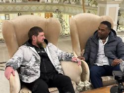 Essen und "exotische Waffen": Amerikanische UFC-Legende feiert mit Putins Bluthund Kadyrow